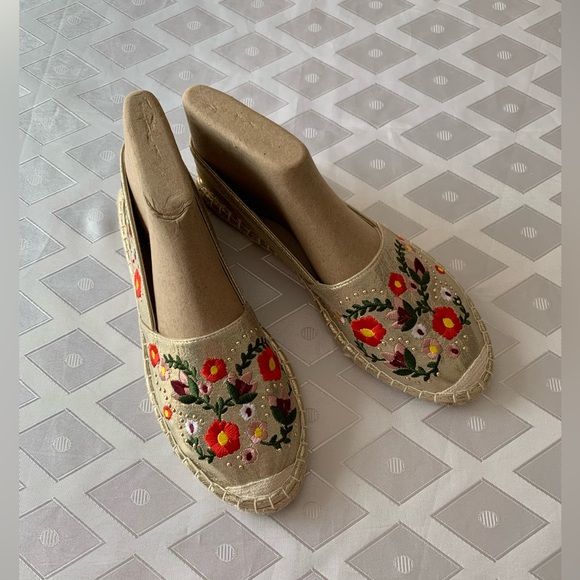 Stunning Gold Fabric Flats with Embroidered Design SIZE 10 Women's Espadrilles - Picture 12 of 12